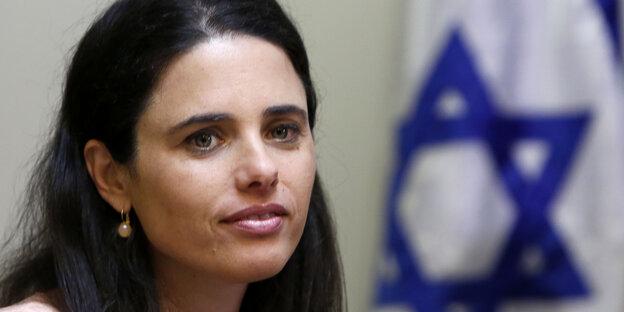 Ajelet Schaked vor der Flagge Israels Ajelet Schaked vor der Flagge Israels