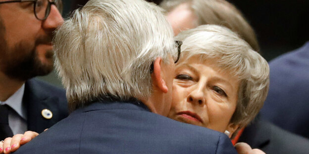 Juncker und May begrüßen sich mit Küsschen links und rechts Juncker und May begrüßen sich mit Küsschen links und rechts