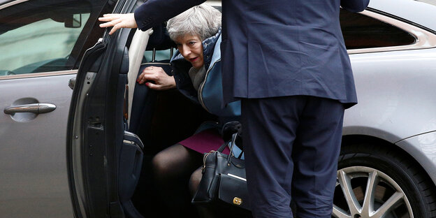 Die britische Premierministerin Theresa May steigt aus einem Auto Die britische Premierministerin Theresa May steigt aus einem Auto