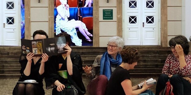 Alte und junge Menschen beim Bücherlesen Alte und junge Menschen beim Bücherlesen