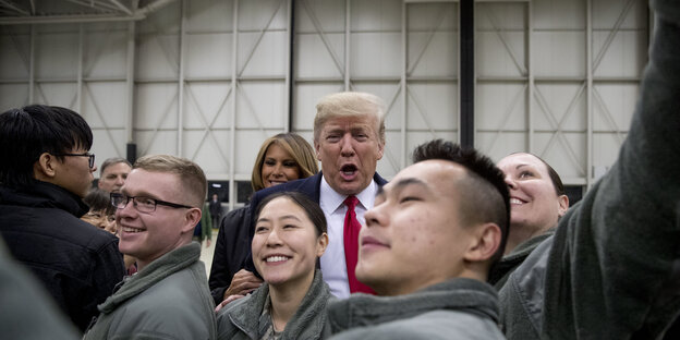US-Soldaten machen Bilder mit Präsident Trump in Ramstein US-Soldaten machen Bilder mit Präsident Trump in Ramstein
