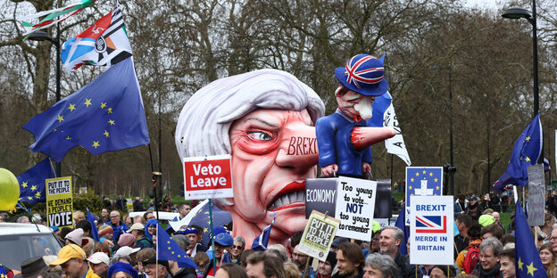 Demo in London gegen May: Demonstranten halten ein riesiges Pappmaché-Gebilde von Mays Kiof und einer langen Pinocchio-Nase in die Höhe Demo in London gegen May: Demonstranten halten ein riesiges Pappmaché-Gebilde von Mays Kiof und einer langen Pinocchio-Nase in die Höhe