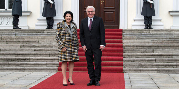 Salome Surabischwili steht neben Frank-Walter Steinmeier auf einem roten Teppich Salome Surabischwili steht neben Frank-Walter Steinmeier auf einem roten Teppich
