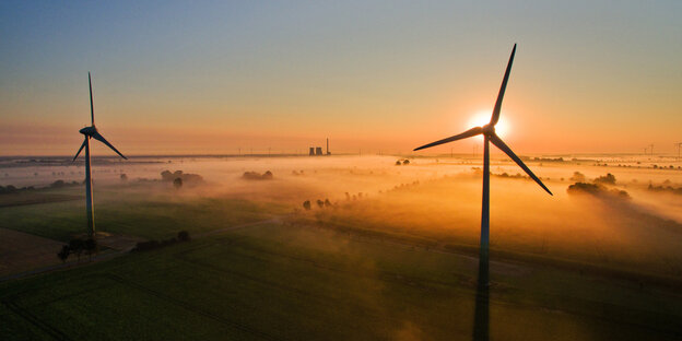 Windräder im Sonnenuntergang