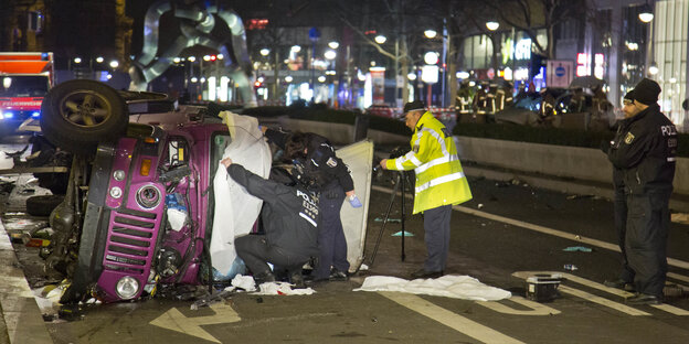 Zertrümmertes Auto in der Nacht in der Stadt Zertrümmertes Auto in der Nacht in der Stadt