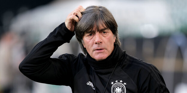 Jogi Löw streicht sich durch die Haare Jogi Löw streicht sich durch die Haare