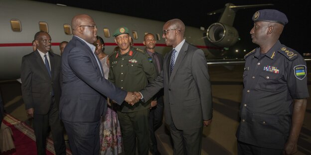 Kongos Präsident Felix Tshisekedi mit weiteren Menschen steht vor einem Flugzeug Kongos Präsident Felix Tshisekedi mit weiteren Menschen steht vor einem Flugzeug