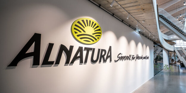 Alnatura-Schriftzug an einer Wand Alnatura-Schriftzug an einer Wand