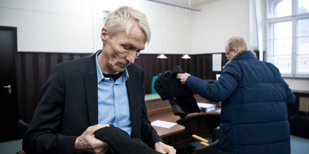 Hubertus Knabe packt seine Sachen bei einem Gerichtstermin Hubertus Knabe packt seine Sachen bei einem Gerichtstermin