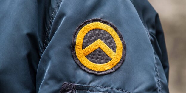 Jacke mit Logo der Identitären Bewegung auf Ärmel