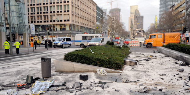 Fahrzeugteile liegen nach einem illegalen Autorennen in der Tauentzienstraße. Fahrzeugteile liegen nach einem illegalen Autorennen in der Tauentzienstraße.