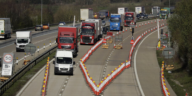 auf einer Autobahn fahren viele LKW auf einer Autobahn fahren viele LKW