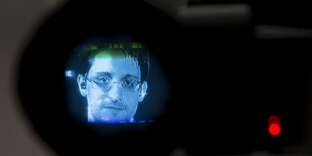 Edward Snowden im Sucher einer Kamera Edward Snowden im Sucher einer Kamera