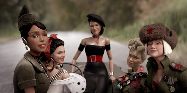 Barbiepuppen in Militärkostümen mit den Gesichtern von Schauspielern. Barbiepuppen in Militärkostümen mit den Gesichtern von Schauspielern.