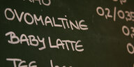 Der Schriftzug „Babylatte“ steht auf der Angebotstafel eines Cafés.