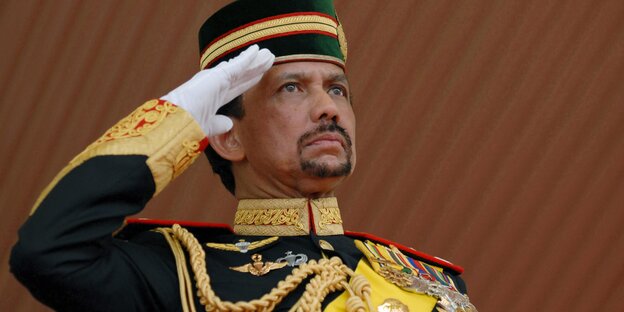 Bruneis Sultan Hassanal Bolkiah salutiert Bruneis Sultan Hassanal Bolkiah salutiert