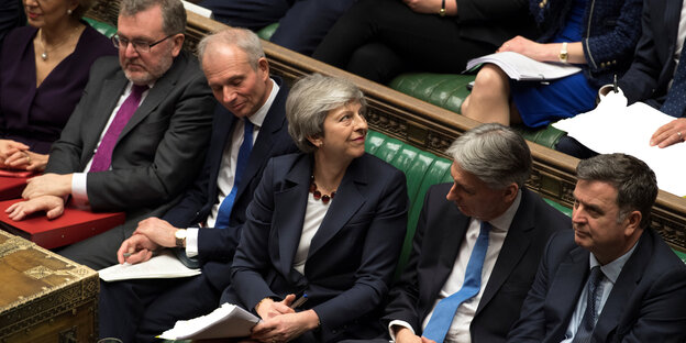 eine Reihe im im britischen Parlament, die Abgeordneten haben unterschiedlich blickrichtung eine Reihe im im britischen Parlament, die Abgeordneten haben unterschiedlich blickrichtung