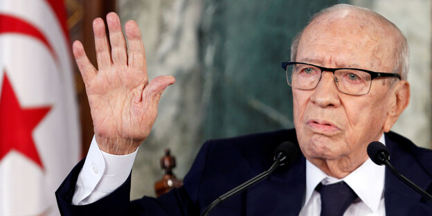 Beji Caid Essebsi hebt die Hand Beji Caid Essebsi hebt die Hand