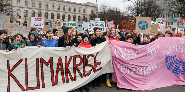 Schüler beteiligen sich an der "Fridays for Future" - Klimademonstration Schüler beteiligen sich an der "Fridays for Future" - Klimademonstration