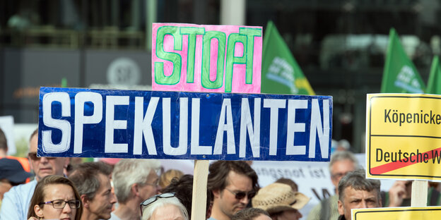Teilnehmer einer Kundgebung demonstrieren unter dem Motto «Zusammen gegen #Mietenwahnsinn» mit einem Transparent "Stopt Spekulanten". Themen eines parallel im Kanzleramt stattfindenden so genannten Wohngipfels der Koalitionsspitzen sind unter anderem Impu Teilnehmer einer Kundgebung demonstrieren unter dem Motto «Zusammen gegen #Mietenwahnsinn» mit einem Transparent "Stopt Spekulanten". Themen eines parallel im Kanzleramt stattfindenden so genannten Wohngipfels der Koalitionsspitzen sind unter anderem Impu