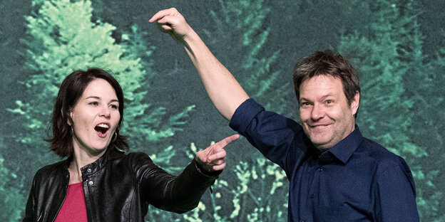 Robert Habeck und Annalena Baerbock zeigen aufeinander Robert Habeck und Annalena Baerbock zeigen aufeinander