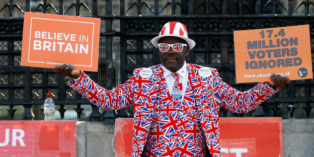 Eine Mann hält Pro-Brexit-Demoschilder in der Höhe Eine Mann hält Pro-Brexit-Demoschilder in der Höhe