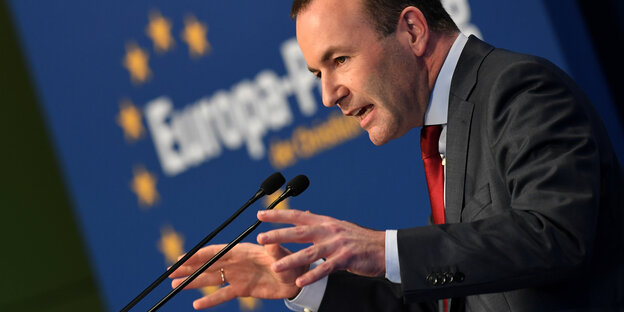 Manfred Weber spricht und gestikuliert vor Mikrofonen Manfred Weber spricht und gestikuliert vor Mikrofonen
