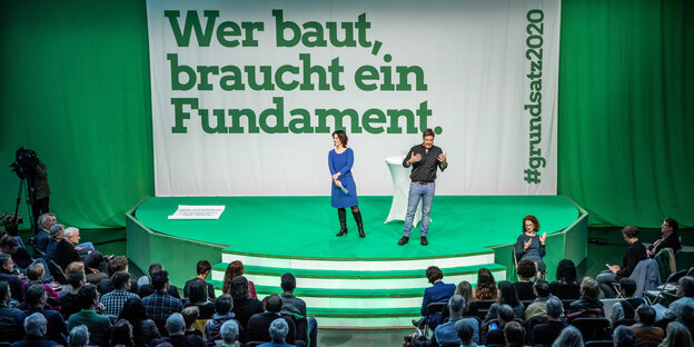 Baerbock und Habeck auf einer Bühne, im Hintergrund der Spruch: "Wer baut, braucht ein Fundament" Baerbock und Habeck auf einer Bühne, im Hintergrund der Spruch: "Wer baut, braucht ein Fundament"
