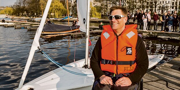 Taufpate Dirk Thalheim sitzt vor dem inklusiven Segelboot des FC St. Pauli. Taufpate Dirk Thalheim sitzt vor dem inklusiven Segelboot des FC St. Pauli.