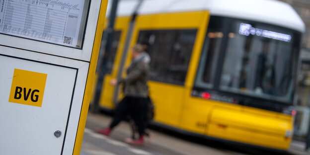 Eine Straßenbahn fährt in eine Haltestelle ein.