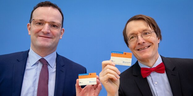Jens Spahn und Karl Lauterbach halten Organspendeausweise hoch. Jens Spahn und Karl Lauterbach halten Organspendeausweise hoch.