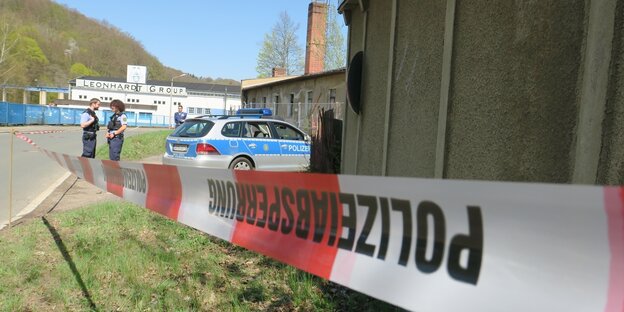 Weiß-rotes Polizeibsperrband um ein Gebäude Weiß-rotes Polizeibsperrband um ein Gebäude