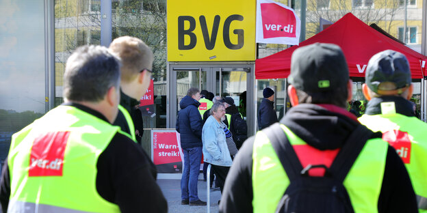 Mitarbeiter der Berliner Verkehrsbetriebe (BVG) stehen vor einer Geschäftstelle des Unternehmens im Bezirk Mitte und nehmen an einem ganztägiger Warnstreik teil Mitarbeiter der Berliner Verkehrsbetriebe (BVG) stehen vor einer Geschäftstelle des Unternehmens im Bezirk Mitte und nehmen an einem ganztägiger Warnstreik teil