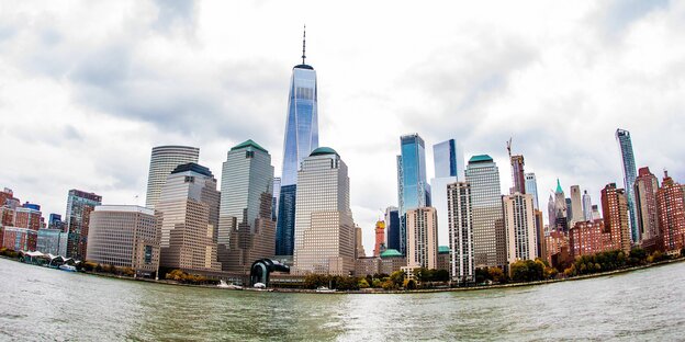 Silhouette von Manhattan, vom Wasser ausgesehen Silhouette von Manhattan, vom Wasser ausgesehen