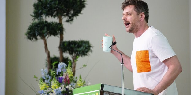 Landesvorsitzender Werner Graf steht an einem Plut und hält eine Rede bei einem Parteitag der Berliner Grünen Landesvorsitzender Werner Graf steht an einem Plut und hält eine Rede bei einem Parteitag der Berliner Grünen