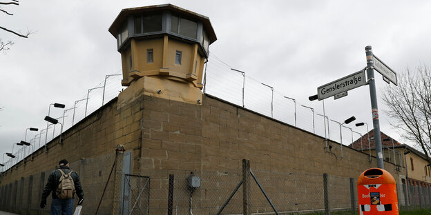 Gefängnismauer und Wachturm Gefängnismauer und Wachturm