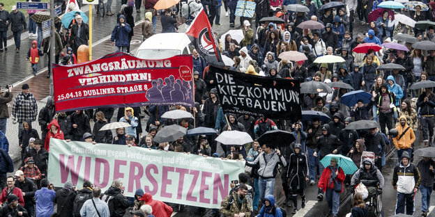 Viele Demonstrierende laufen am 14. April 2018 durch die verregneten Berliner Straßen Viele Demonstrierende laufen am 14. April 2018 durch die verregneten Berliner Straßen