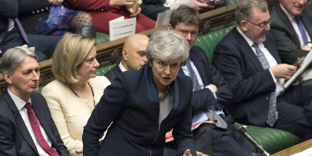 Theresa May steht im House of Common am Rednerpult Theresa May steht im House of Common am Rednerpult