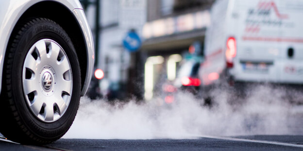 Abgas kommt aus einem Auto im morgendlichen Berufsverkehr