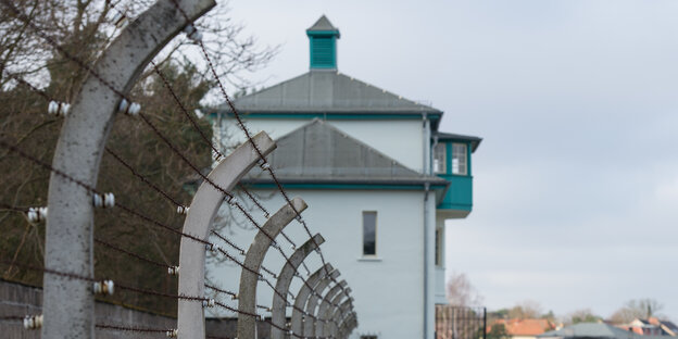 Zaun im ehemaligen KZ Sachsenhausen Zaun im ehemaligen KZ Sachsenhausen