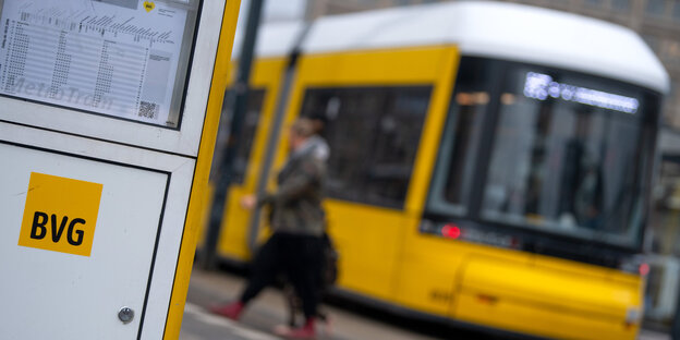 Eine Straßenbahn der Berliner Verkehrsbetriebe (BVG) steht an einer Haltestelle am Alexanderplatz Eine Straßenbahn der Berliner Verkehrsbetriebe (BVG) steht an einer Haltestelle am Alexanderplatz