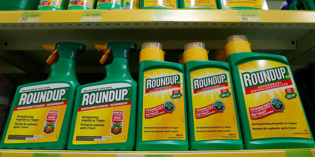 Roundup-Flaschen in einem Laden nahe Brüssel Roundup-Flaschen in einem Laden nahe Brüssel