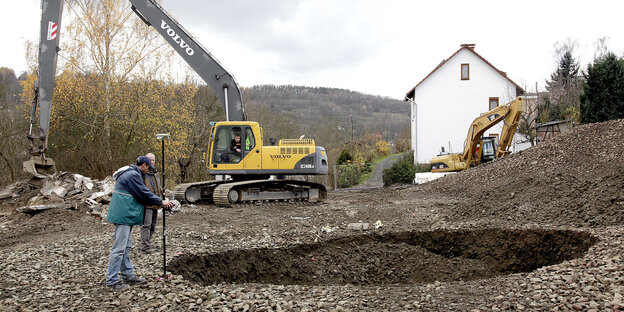 Geologen begutachten ein Erdloch Geologen begutachten ein Erdloch