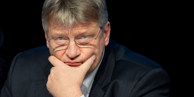 Jörg Meuthen stützt sein Gesicht mit der Hand. Jörg Meuthen stützt sein Gesicht mit der Hand.