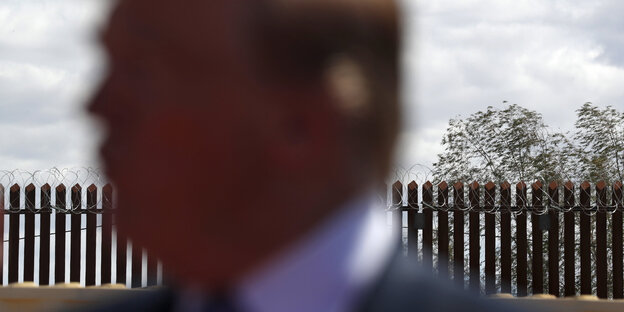 Donald Trump, Präsident der USA, spricht in der Nähe eines Abschnitts der Mauer an der Grenze zu Mexiko Donald Trump, Präsident der USA, spricht in der Nähe eines Abschnitts der Mauer an der Grenze zu Mexiko