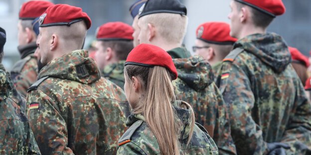SoldatInnen der Bundeswehr stehen stramm SoldatInnen der Bundeswehr stehen stramm