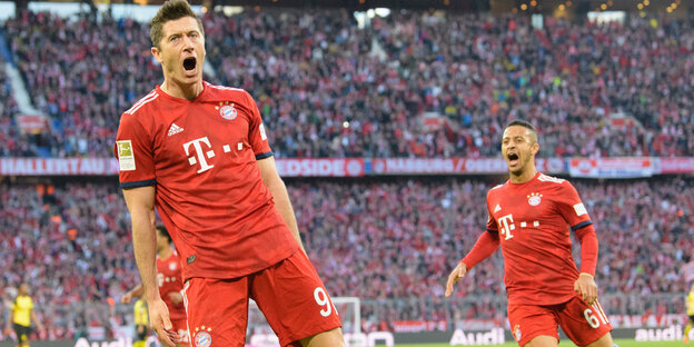Jubelnde Fußballspieler Jubelnde Fußballspieler