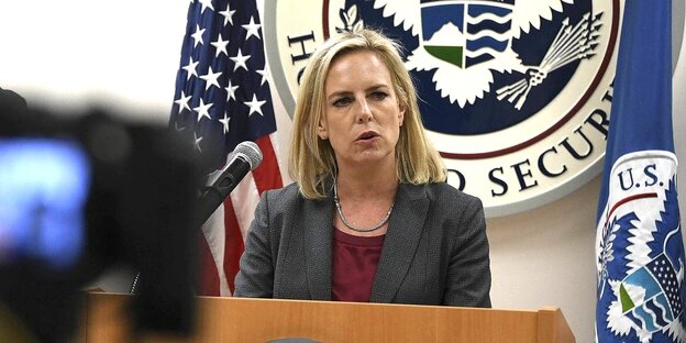 Ehemalige US-Heimatministerin Kirsttjen Michele Nielsen spricht vor einem Podest Ehemalige US-Heimatministerin Kirsttjen Michele Nielsen spricht vor einem Podest