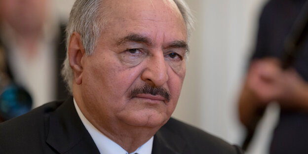 Ein Mann guckt ernst. Es ist General Haftar Ein Mann guckt ernst. Es ist General Haftar