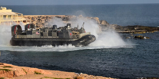 07.04.2019, Libyen, Tripoli: Ein amphibisches Luftkissenfahrzeug der USA fährt mit Evakuierten aus Janzur, westlich von Tripolis, ab. 07.04.2019, Libyen, Tripoli: Ein amphibisches Luftkissenfahrzeug der USA fährt mit Evakuierten aus Janzur, westlich von Tripolis, ab.